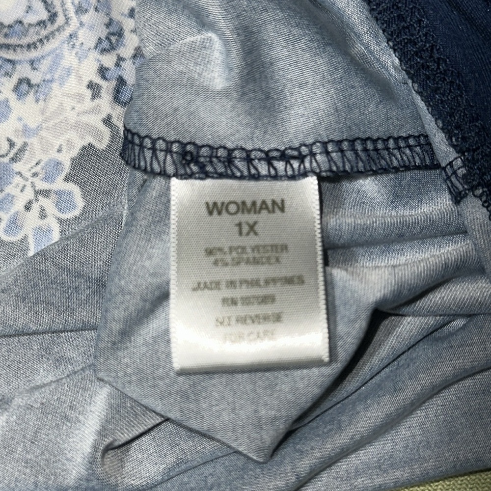 Woman’s blouse - Picture 6 of 7